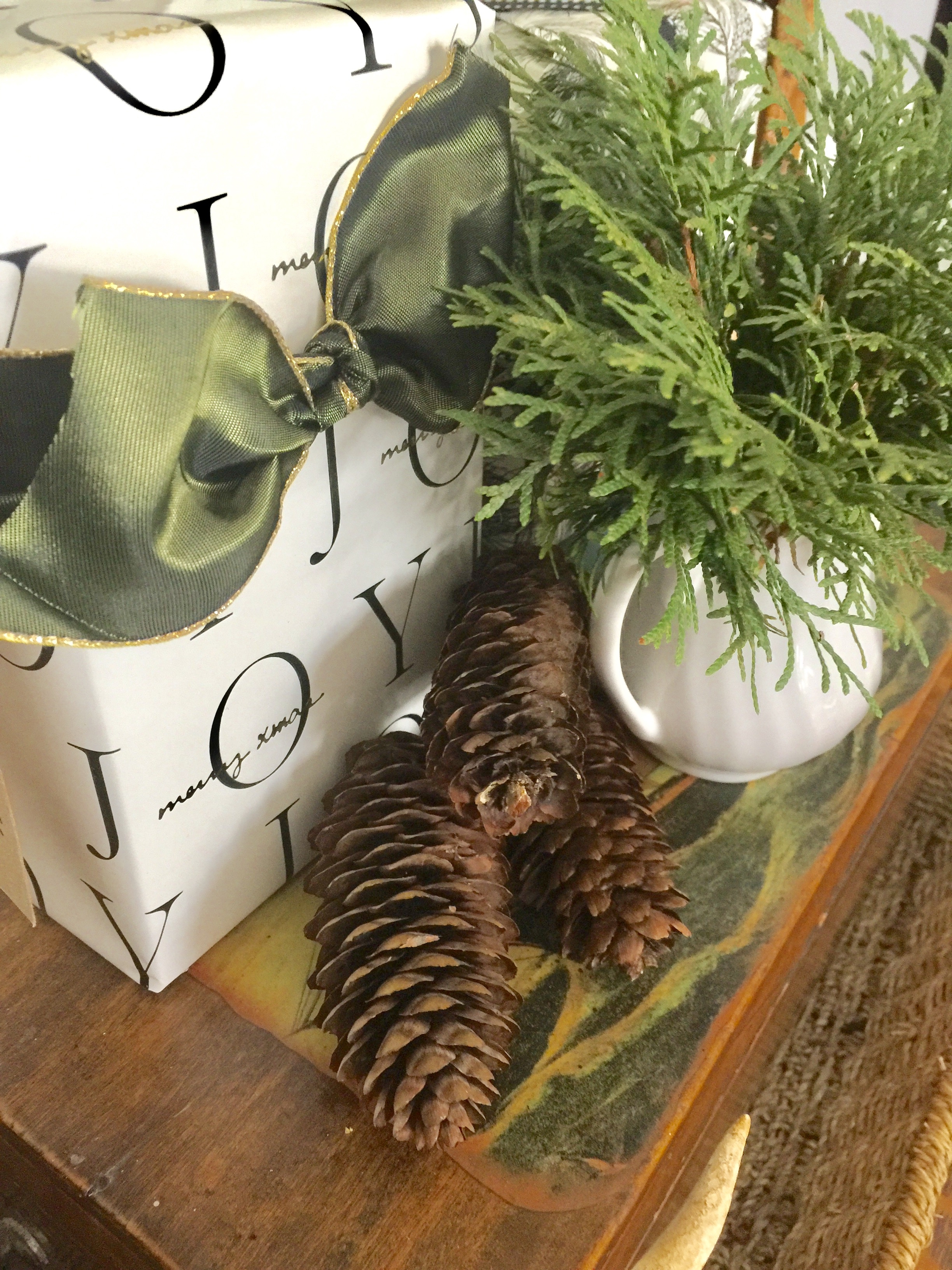 Simple & Natural Christmas Dining Room